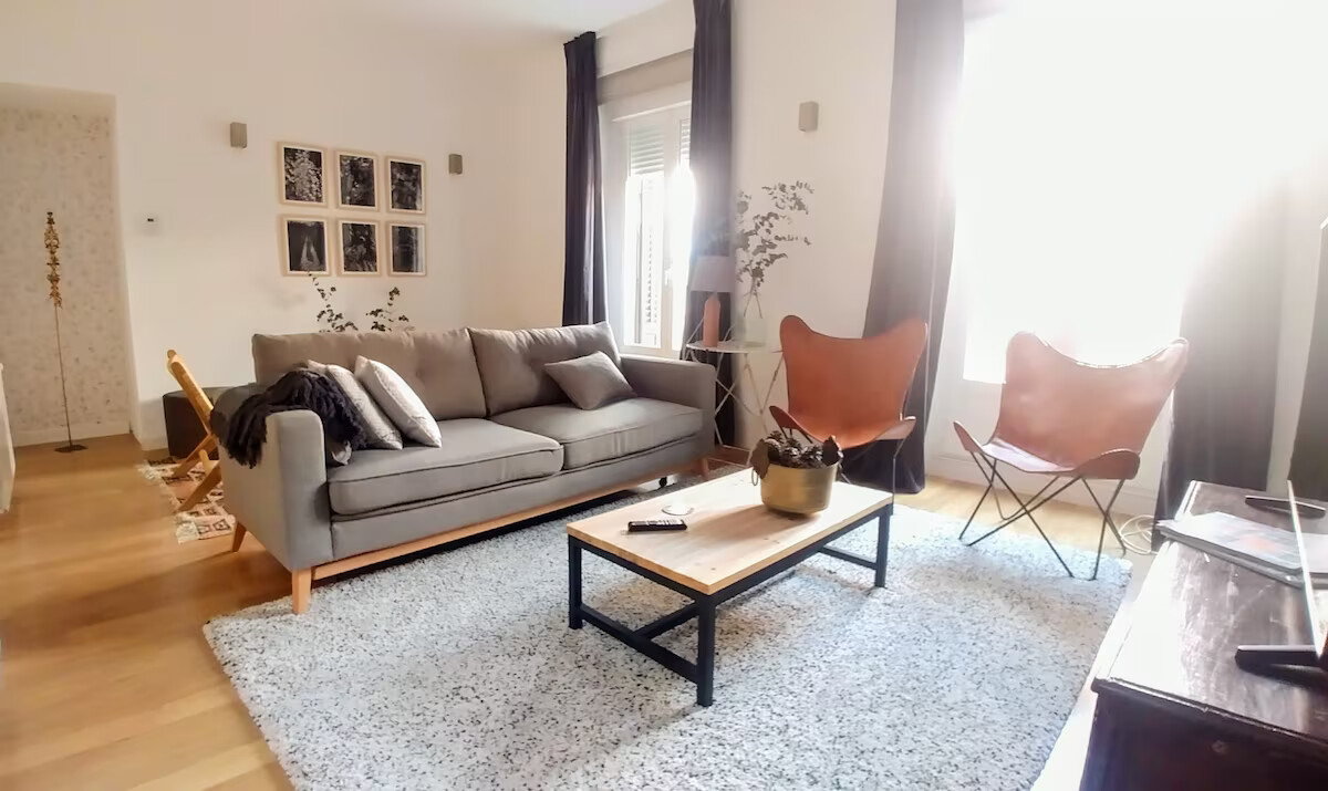 Elegant 4 double bedrooms apartment in the heart of Madrid, Malasaña area.