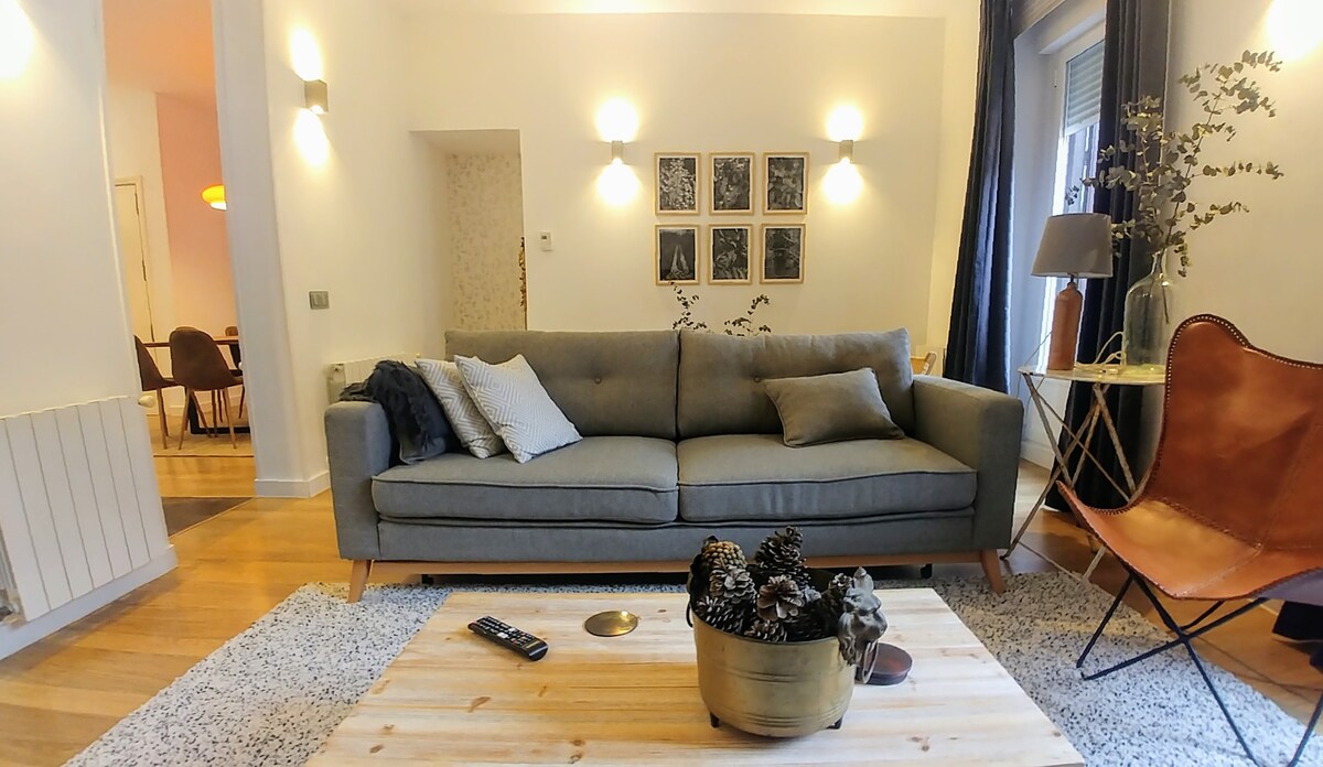 Elegant 4 double bedrooms apartment in the heart of Madrid, Malasaña area.