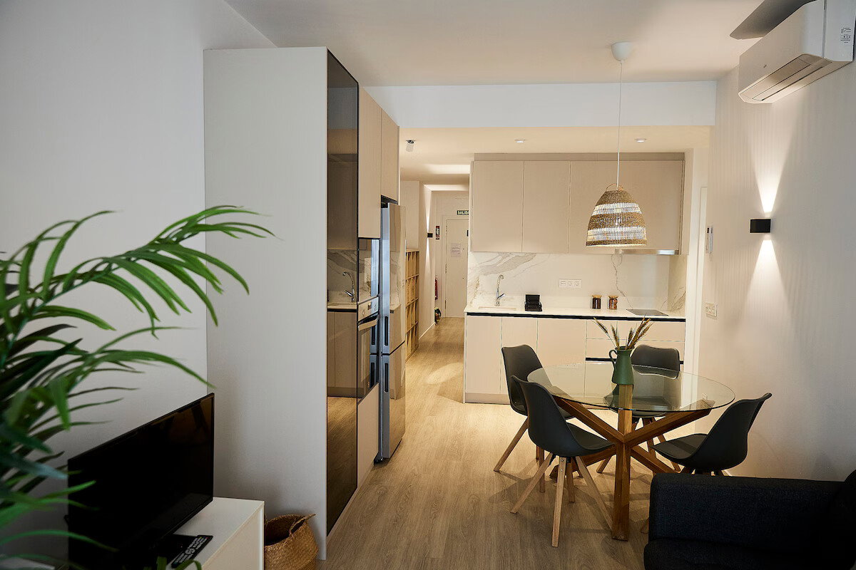 Salón comedor con cocina completa con horno, microondas, fuegos de inducción para cocinar, nevera y congelador, hervidor de agua y cafetera italiana