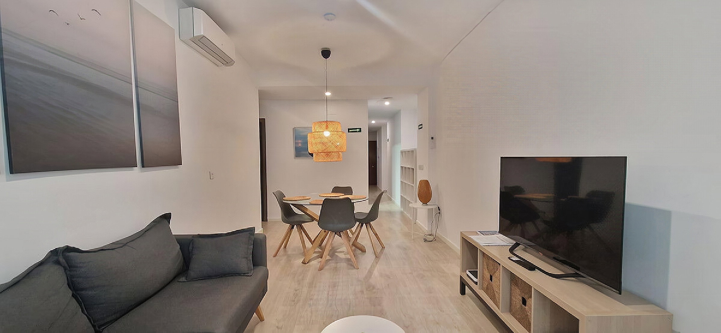 Salón comedor con televisión y aire acondicionado frío y calor.