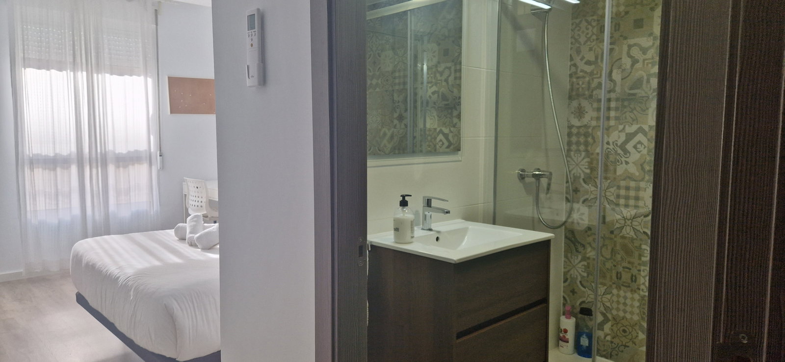 Private apartment /2 rooms with 2 baths in Valencia City!
