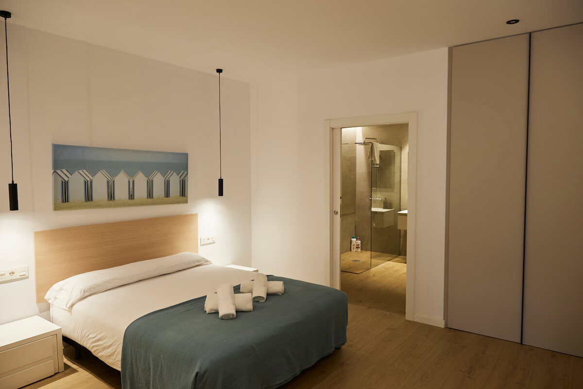 Habitación doble con baño privado. Grandes armarios para poder poner todas tus pertenencias.