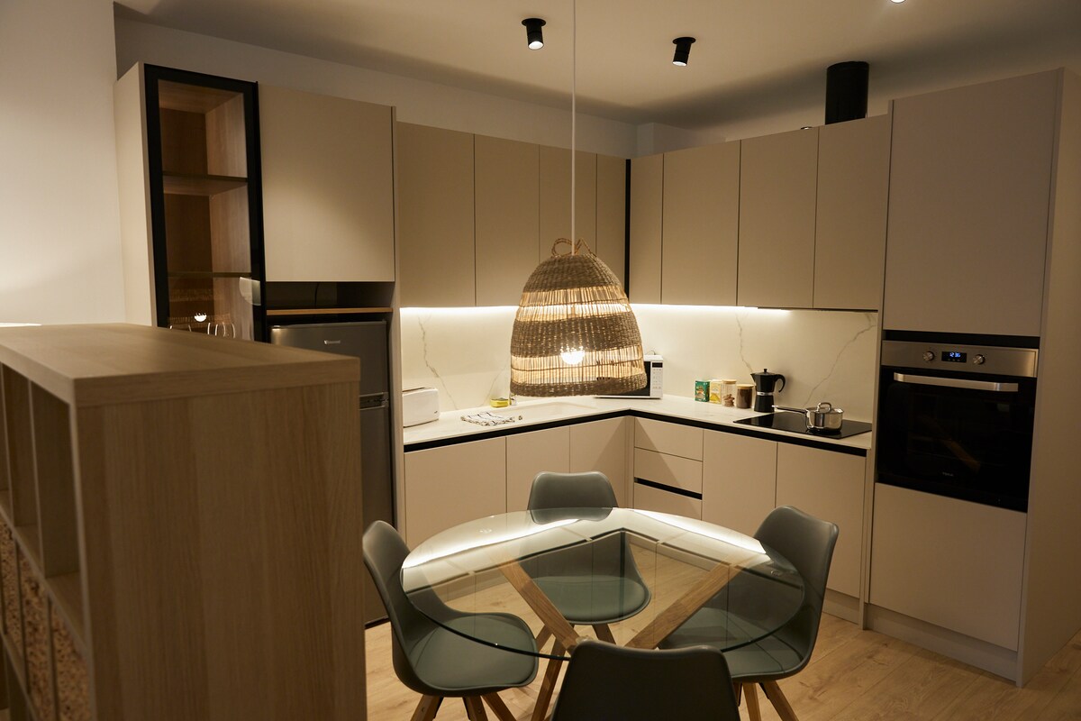 Cocina office completa con horno, nevera, congelador, fuegos de inducción para cocinar, microondas, tostadora, cafetera italiana con café y todos los utensilios de cocina indispensables.