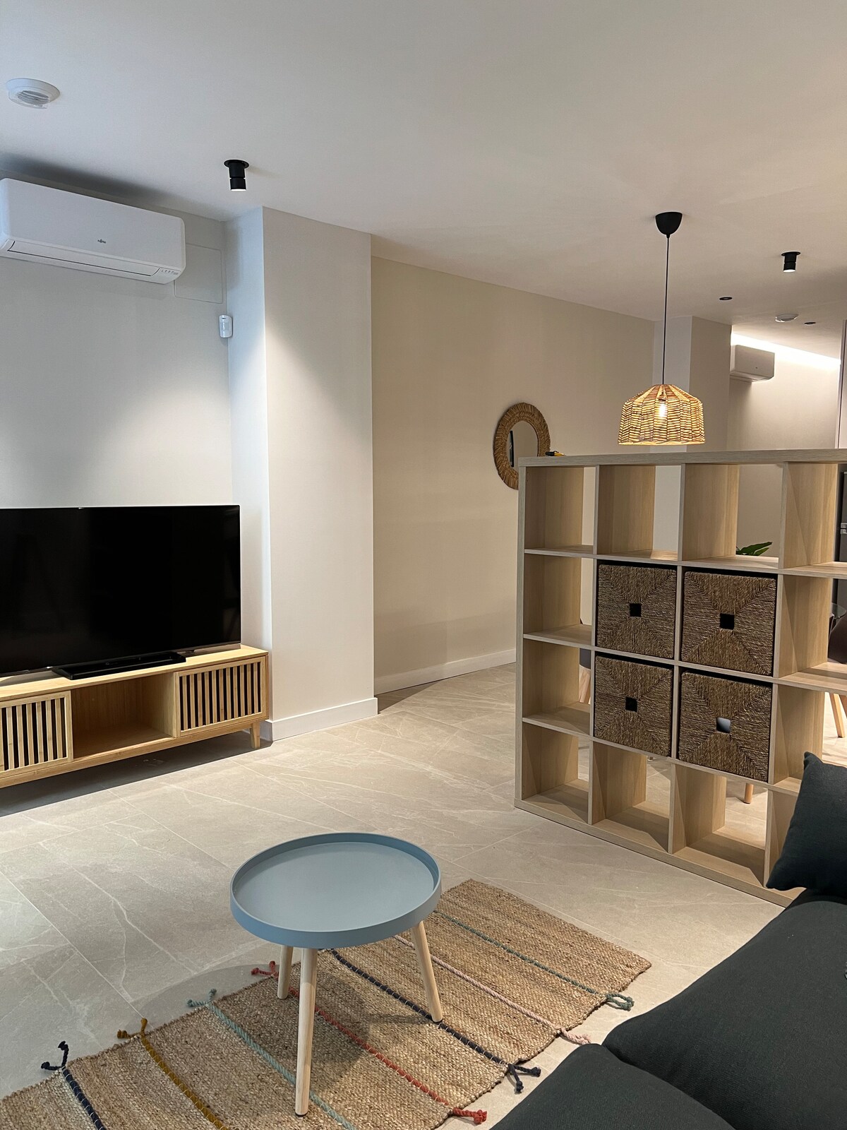 Salón con televisión Smart TV con canales por internet. Wifi gratuito. Aire acondicionado.