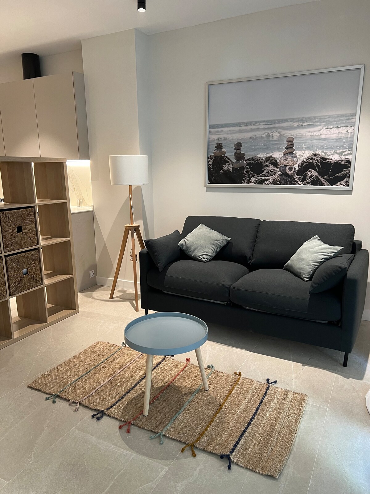 Sofá cama en el salón. La cama es doble y proporcionamos sábanas y manta. Ideal para 2 personas.