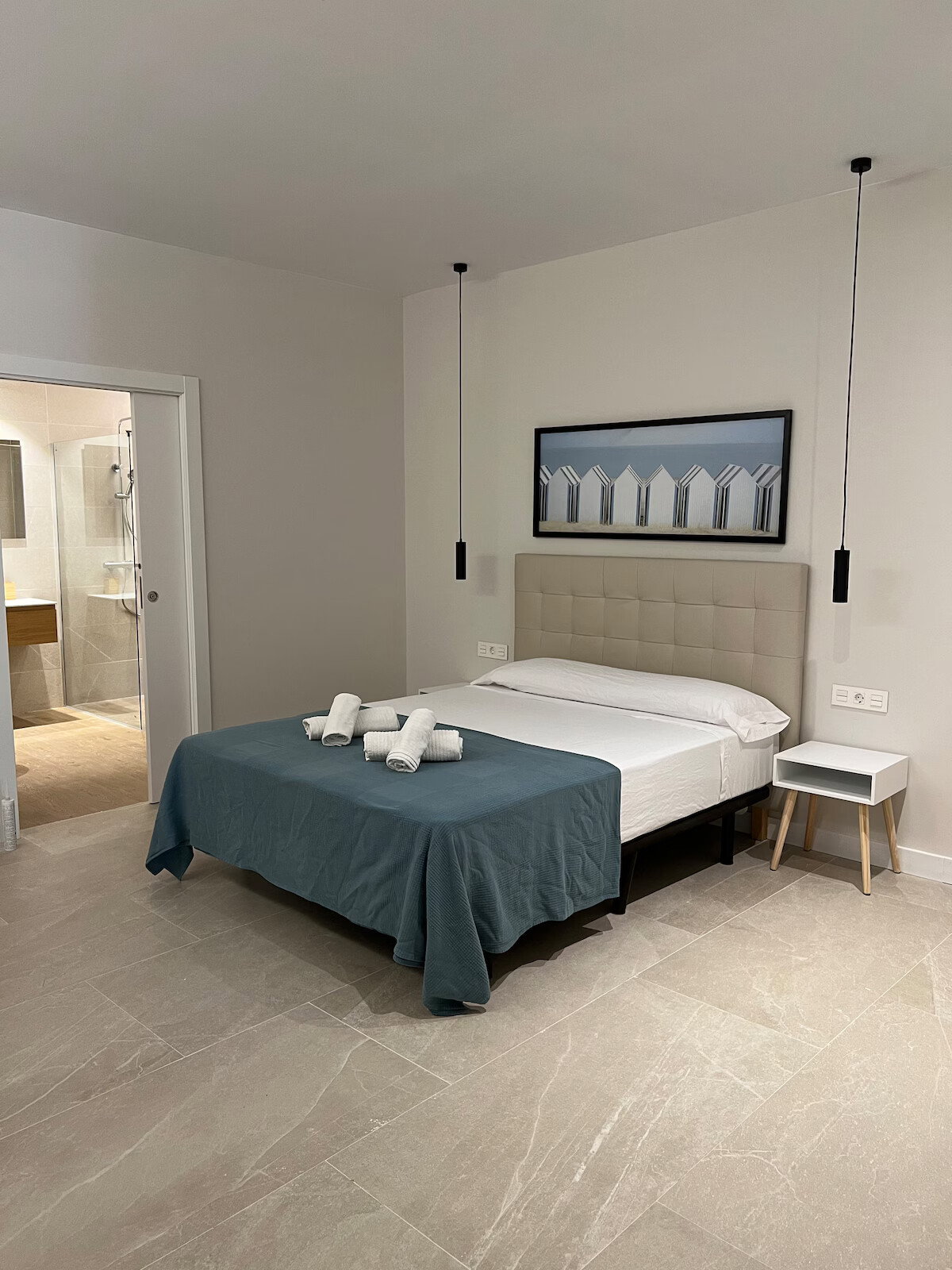 Habitación doble con baño privado. Grandes armarios para guardar todas tus pertenencias.