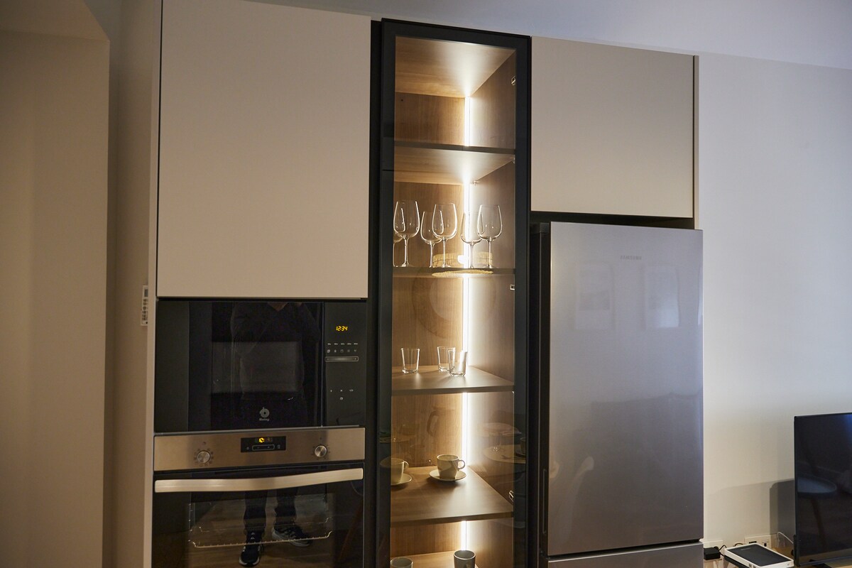 Sunny Terrace 2BR/2BA VALENCIA ★ Renovated & Walk to City Center!