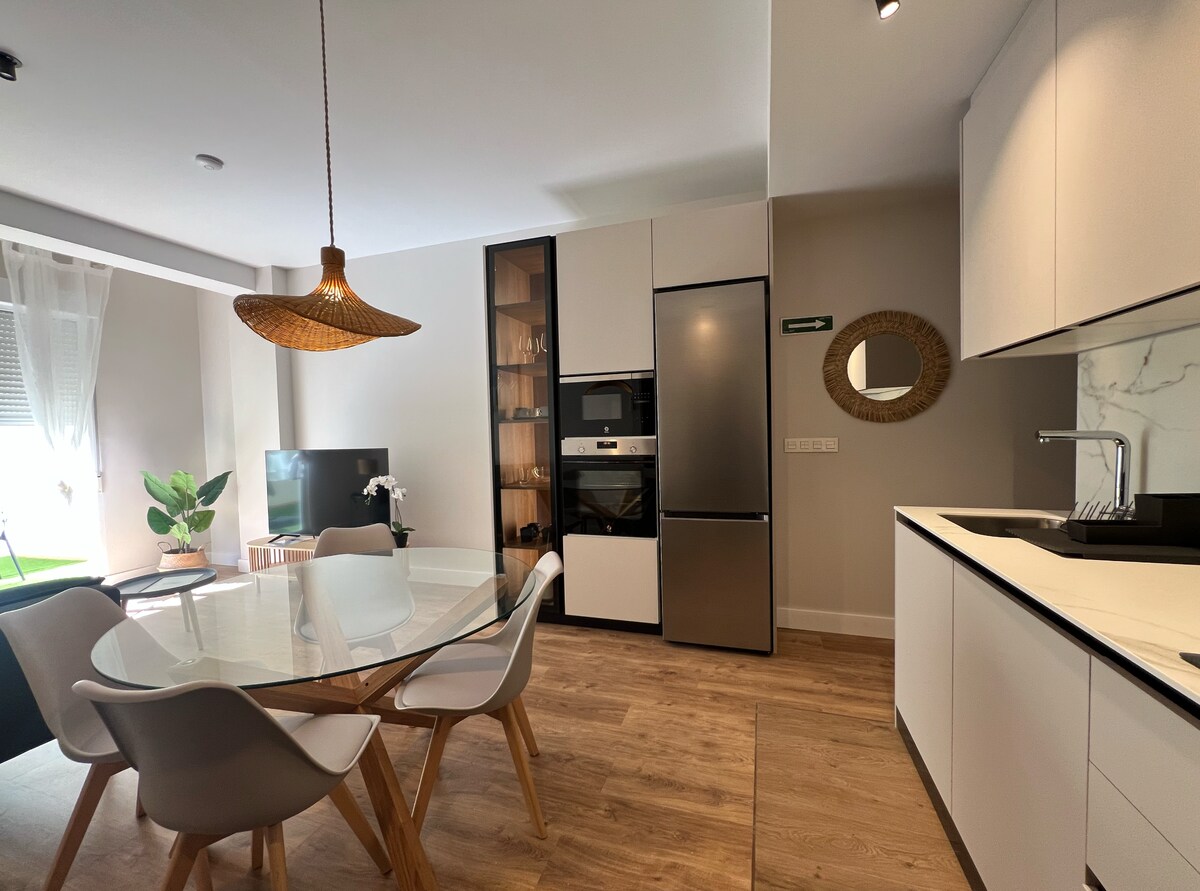 Sunny Terrace 2BR/2BA VALENCIA ★ Renovated & Walk to City Center!