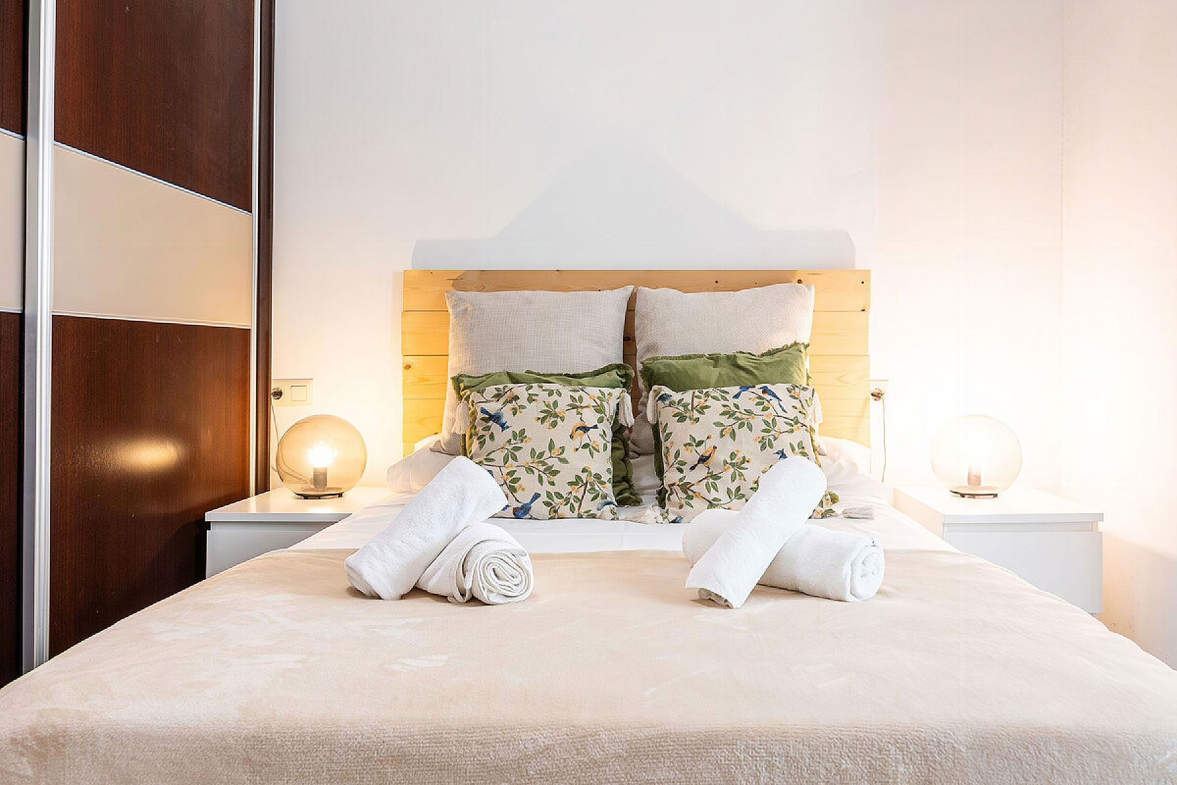 Cama, Foto de toda la habitación, Bed, Photo of the whole room