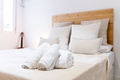 roomsBed