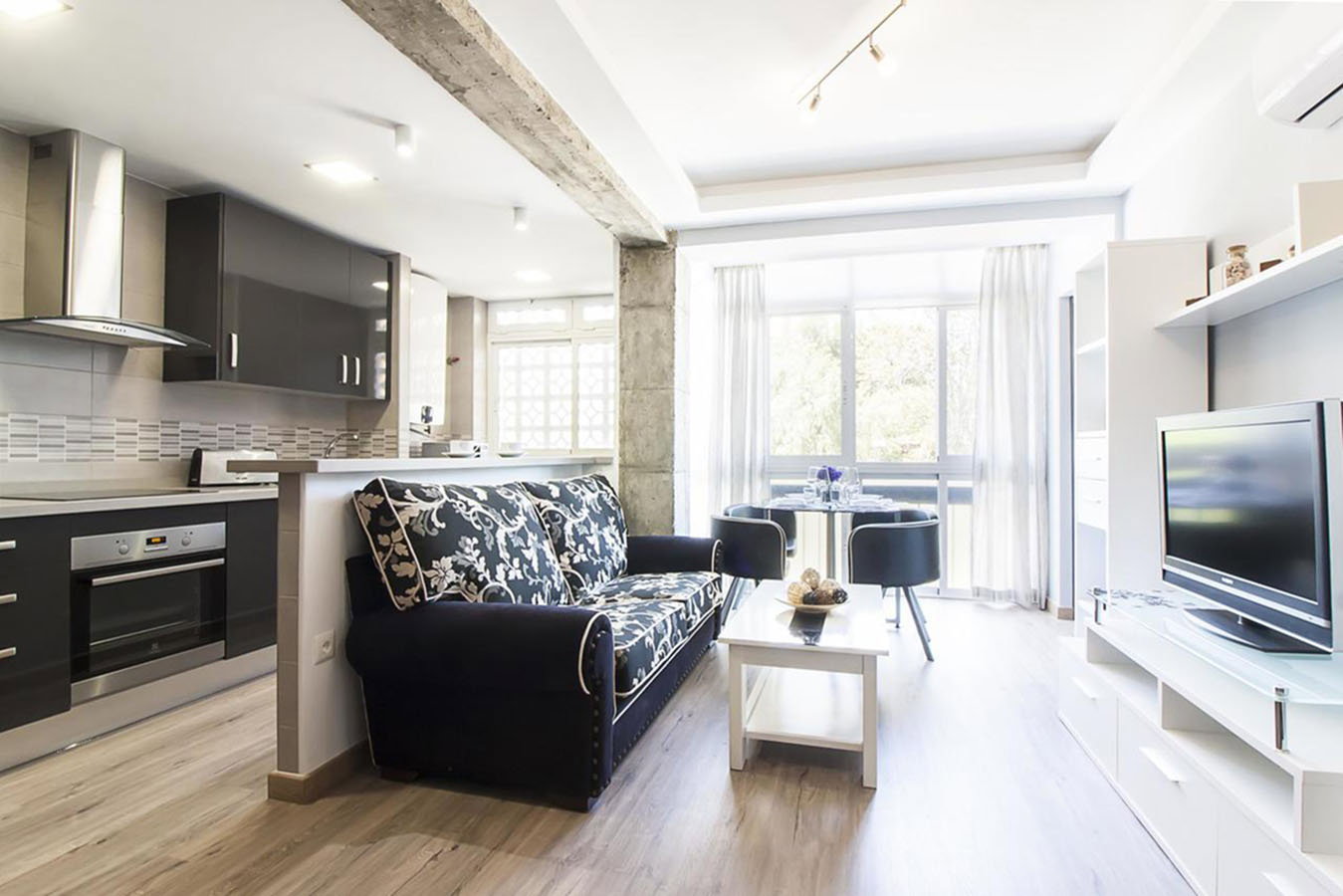 This recently renovated and fully furnished apartment is the ideal choice for th