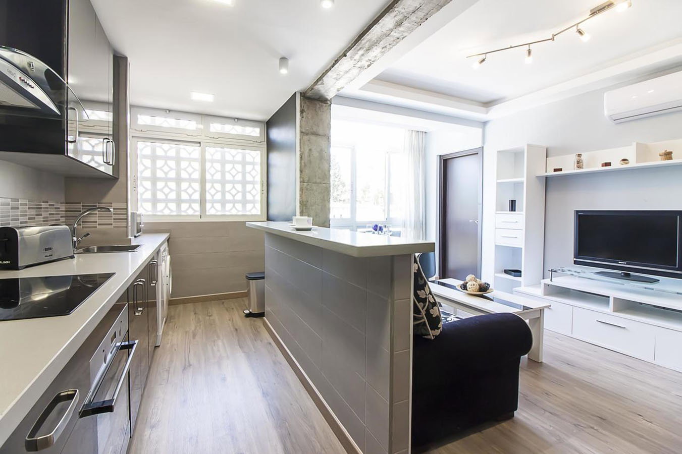 This recently renovated and fully furnished apartment is the ideal choice for th