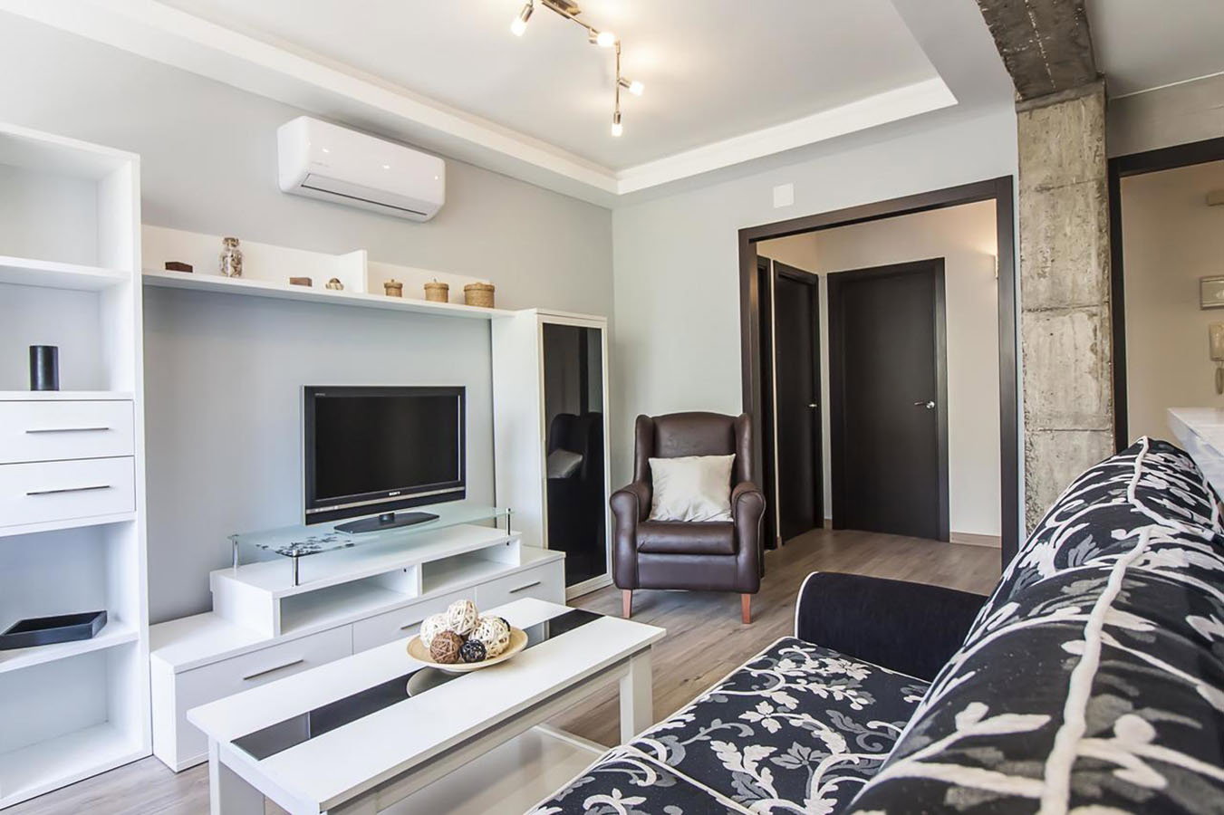 This recently renovated and fully furnished apartment is the ideal choice for th