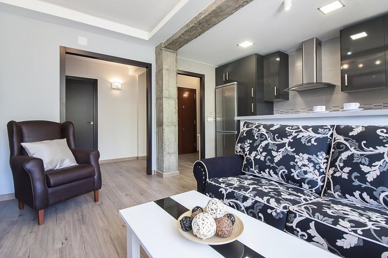 This recently renovated and fully furnished apartment is the ideal choice for th