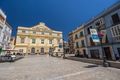 Alojarse en Calle Refino significa estar en el corazón de Málaga.