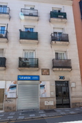 Alojarse en Calle Refino significa estar en el corazón de Málaga.