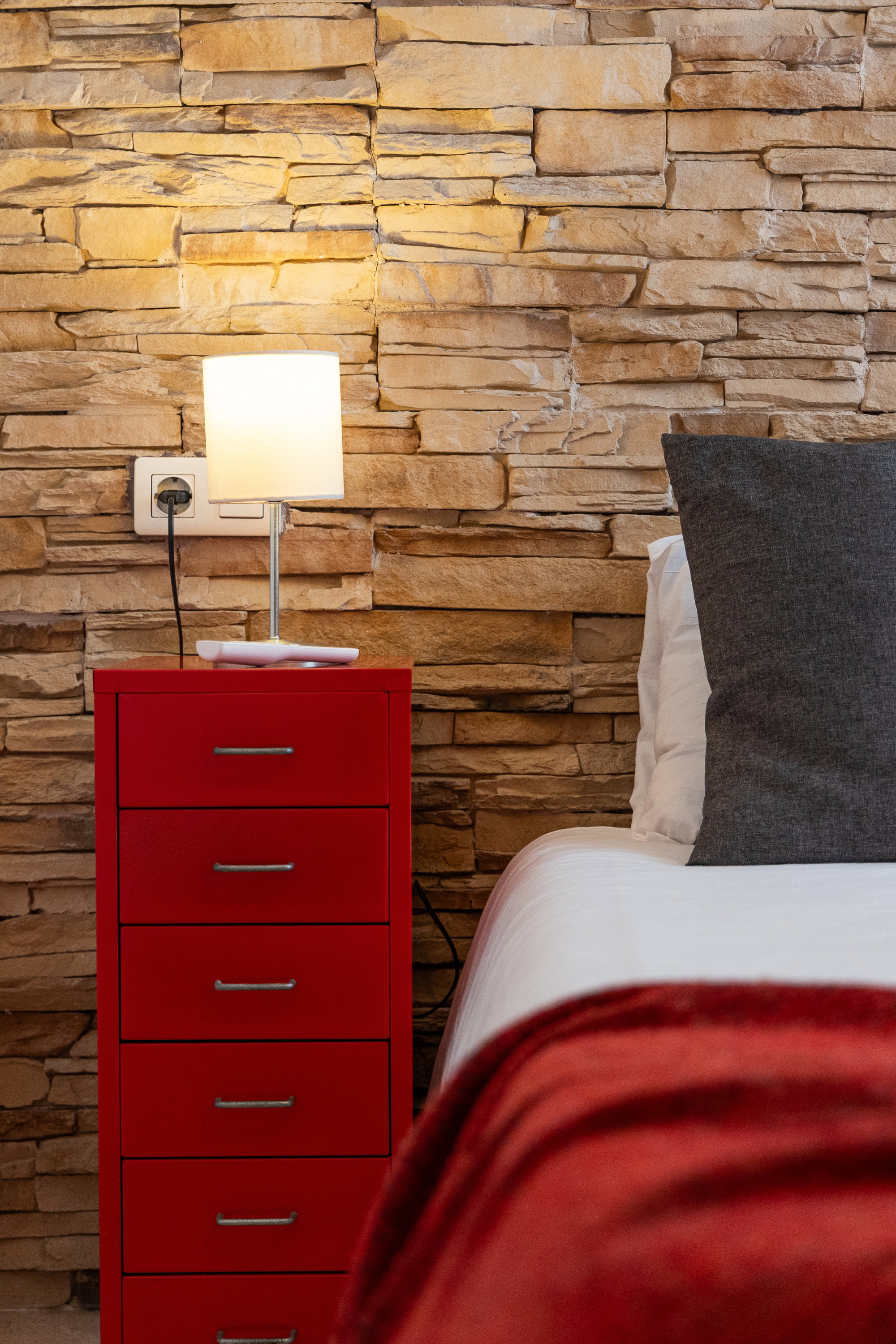 Alojarse en Calle Refino significa estar en el corazón de Málaga.