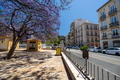 Alojarse en Calle Refino significa estar en el corazón de Málaga.