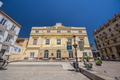 Alojarse en Calle Refino significa estar en el corazón de Málaga.