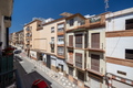 Alojarse en Calle Refino significa estar en el corazón de Málaga.