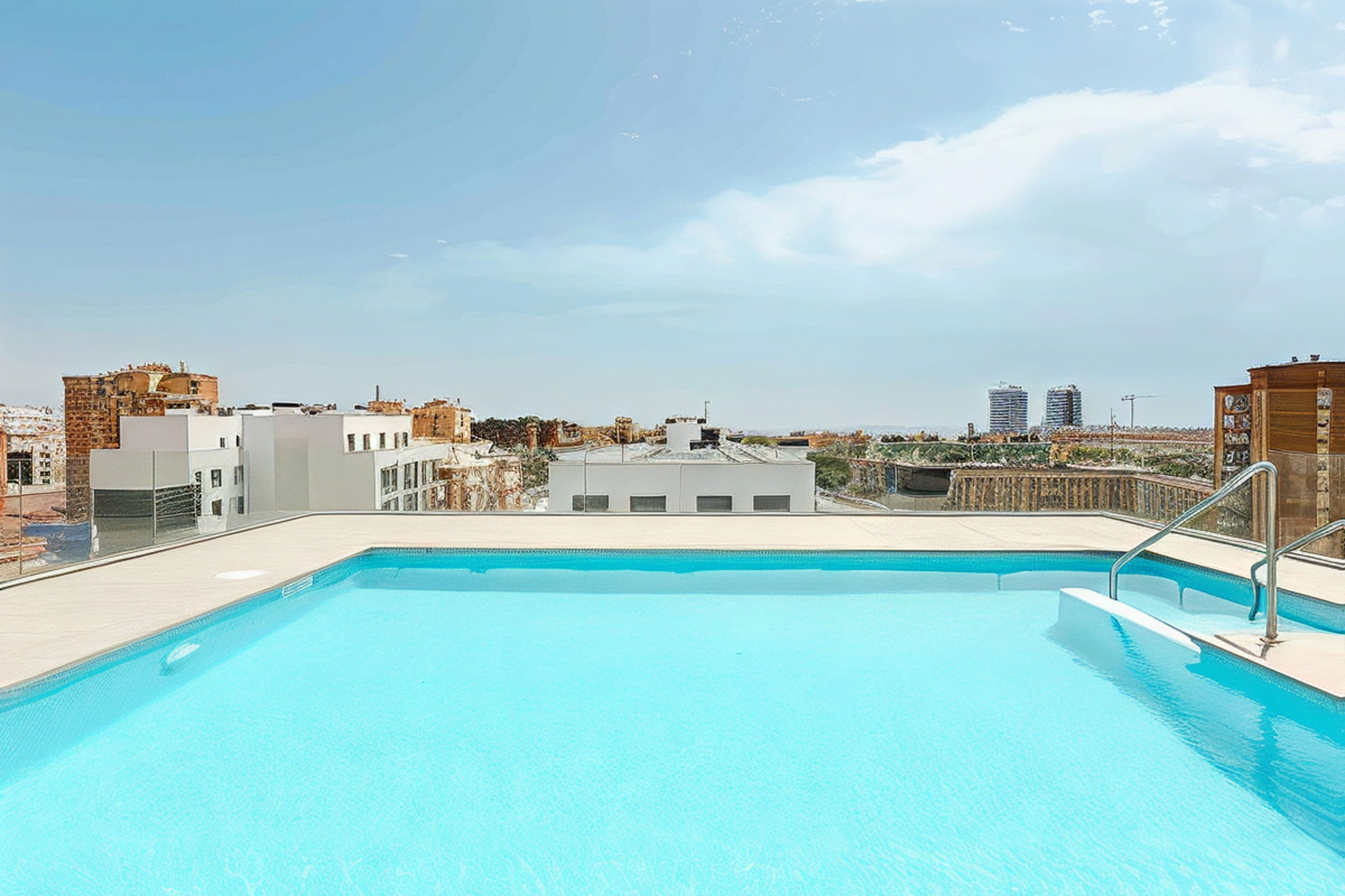 Azotea con piscina y vistas panorámicas a la ciudad