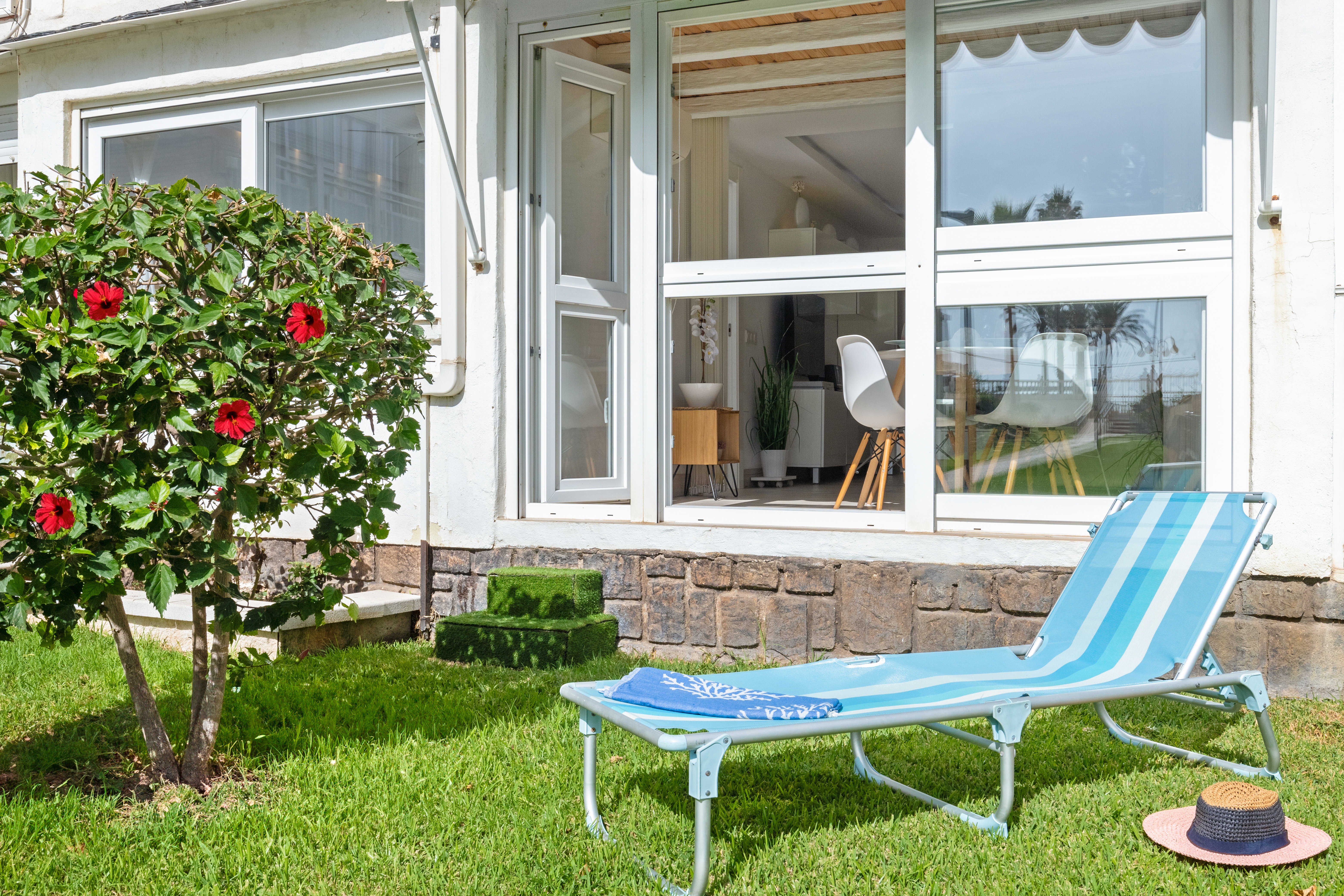 Encantador estudio frente al mar con piscina