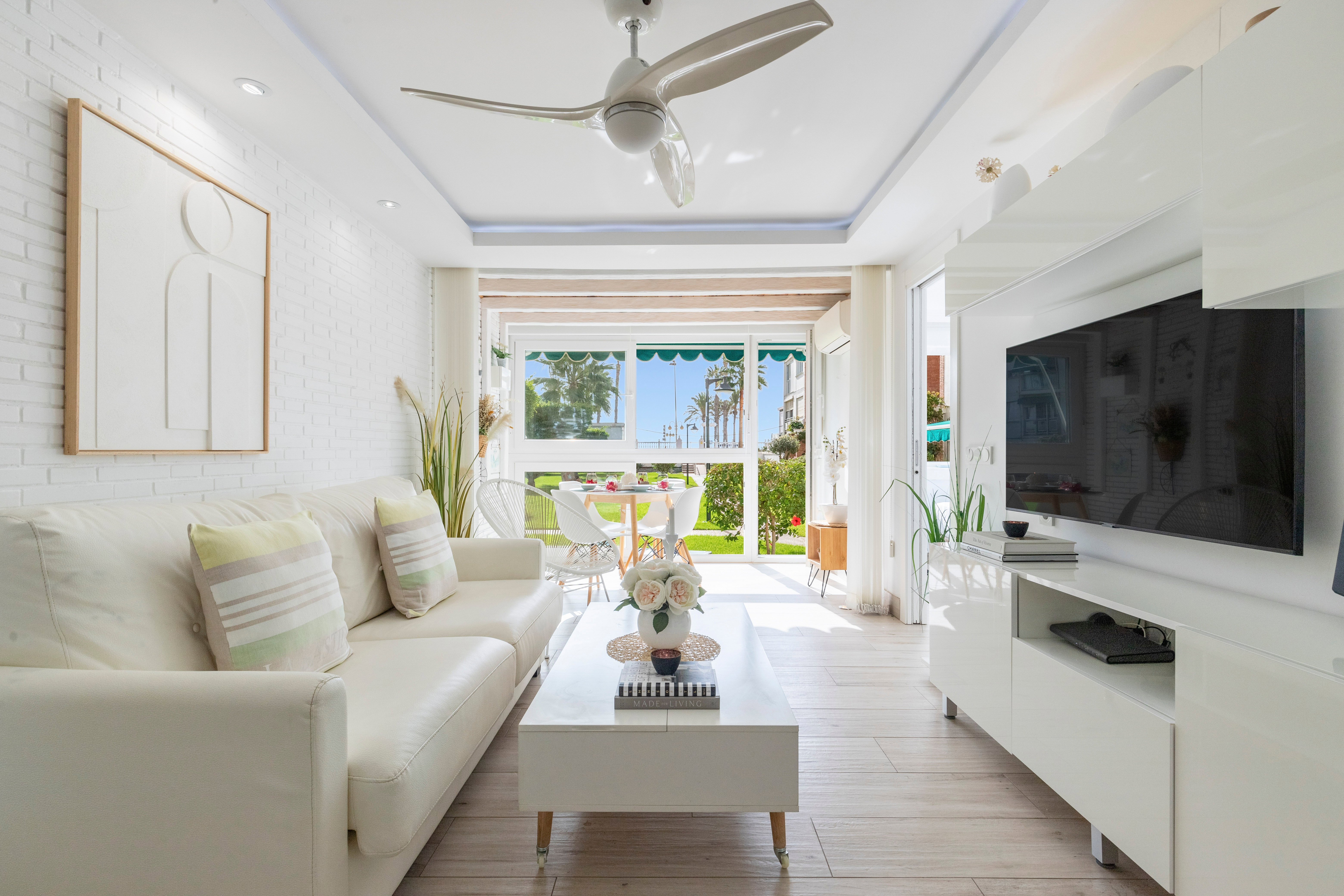 Encantador estudio frente al mar con piscina