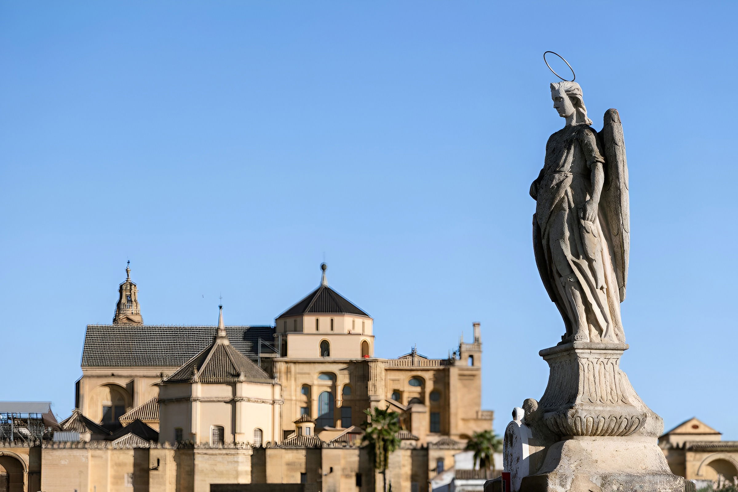 Punto de referencia cercano, Nearby landmark