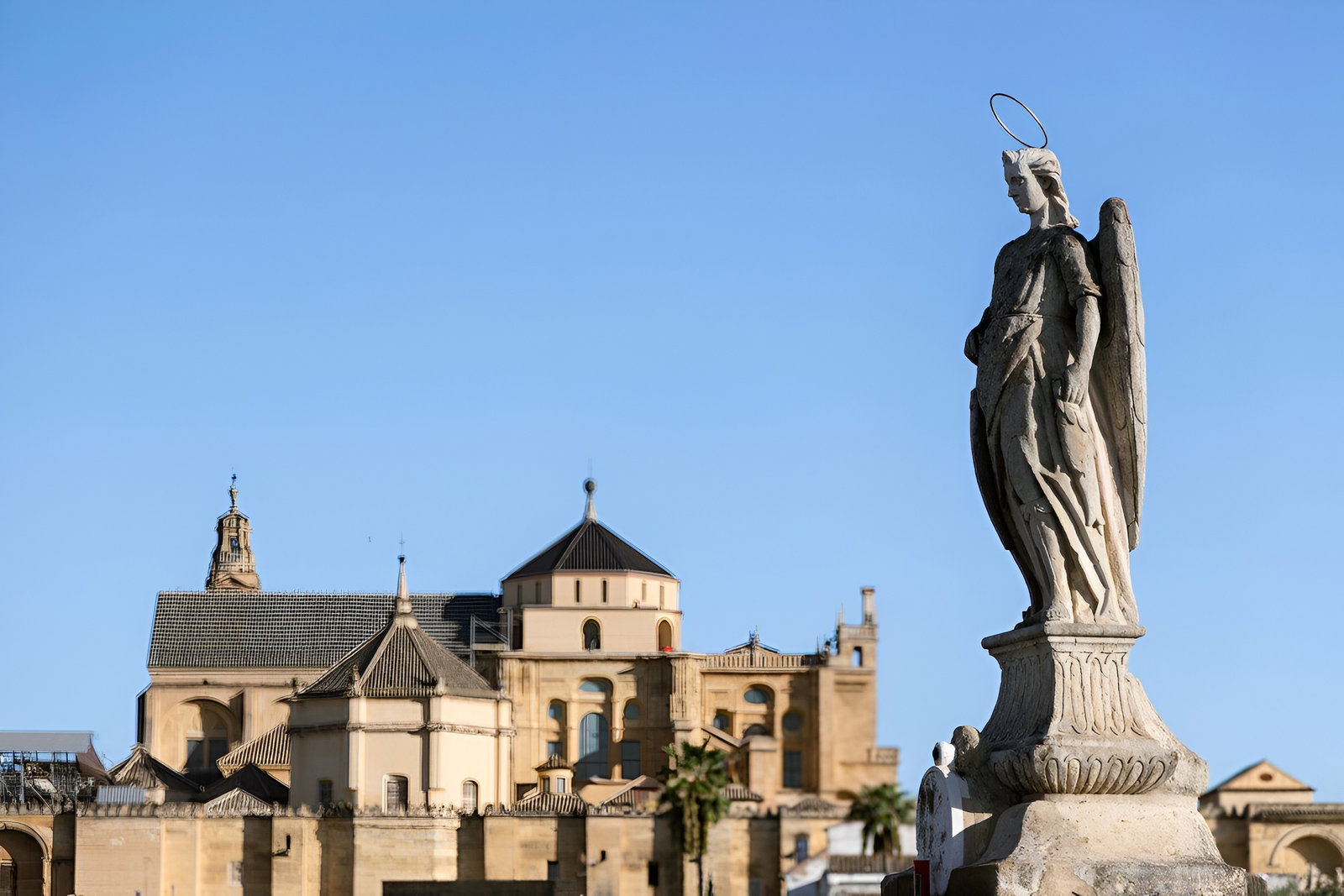 Punto de referencia cercano, Nearby landmark
