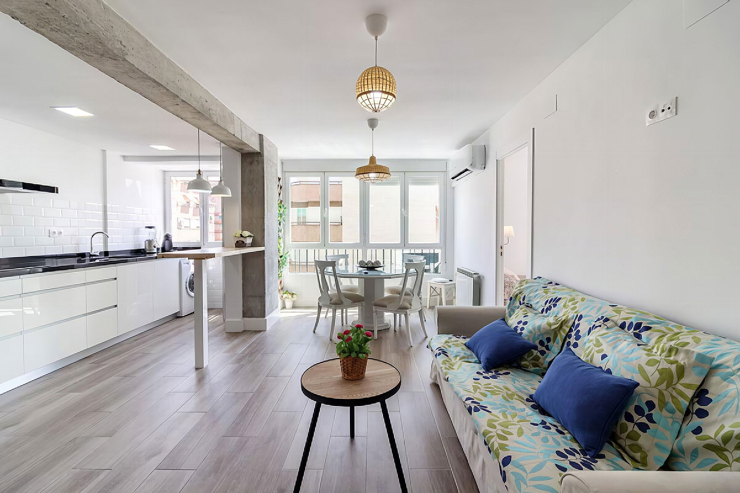 I present to you my house, a recently renovated apartment with 4 rooms for 8...