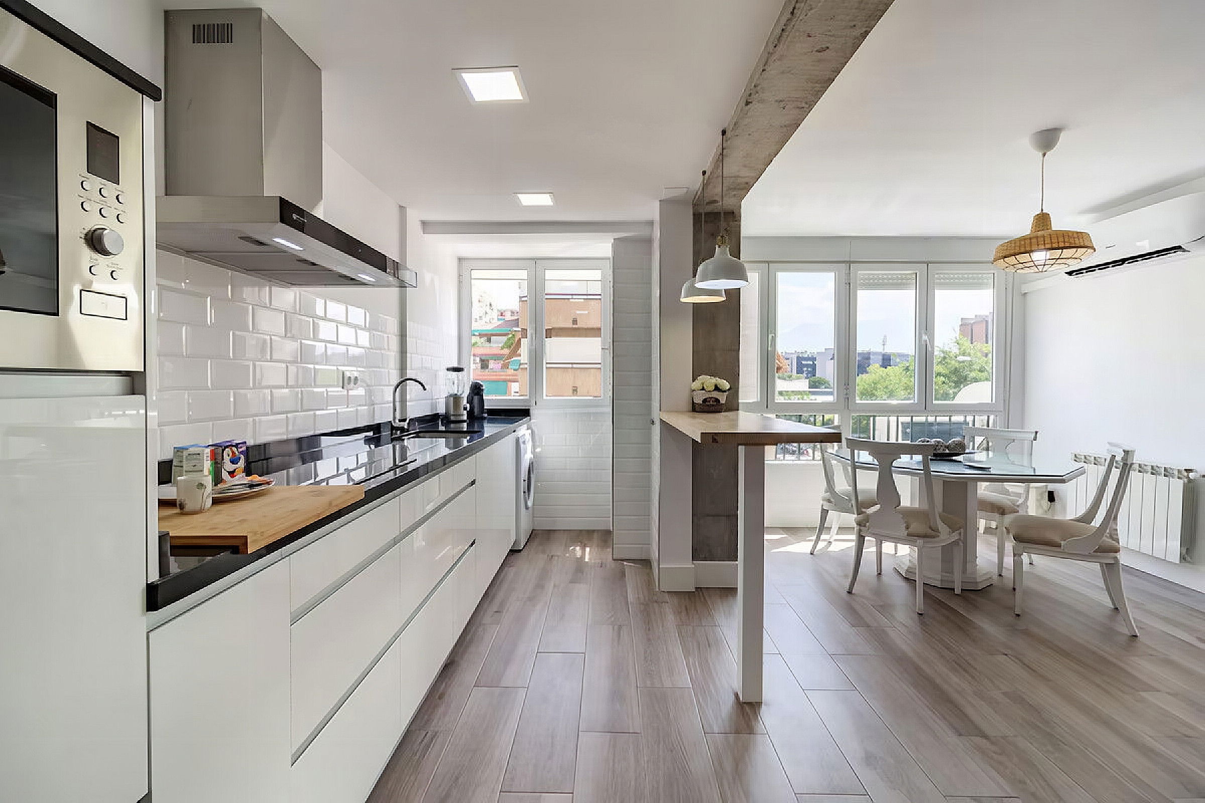 I present to you my house, a recently renovated apartment with 4 rooms for 8...