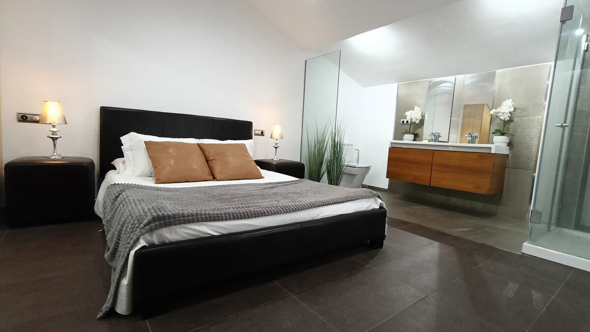 Gran habitación de matrimonio con baño completo en suite.