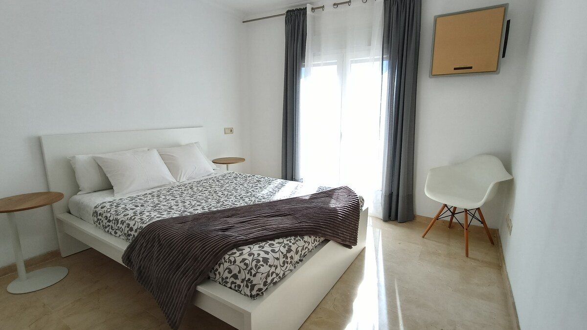 Dormitorio con cama de matrimonio y amplio armario.