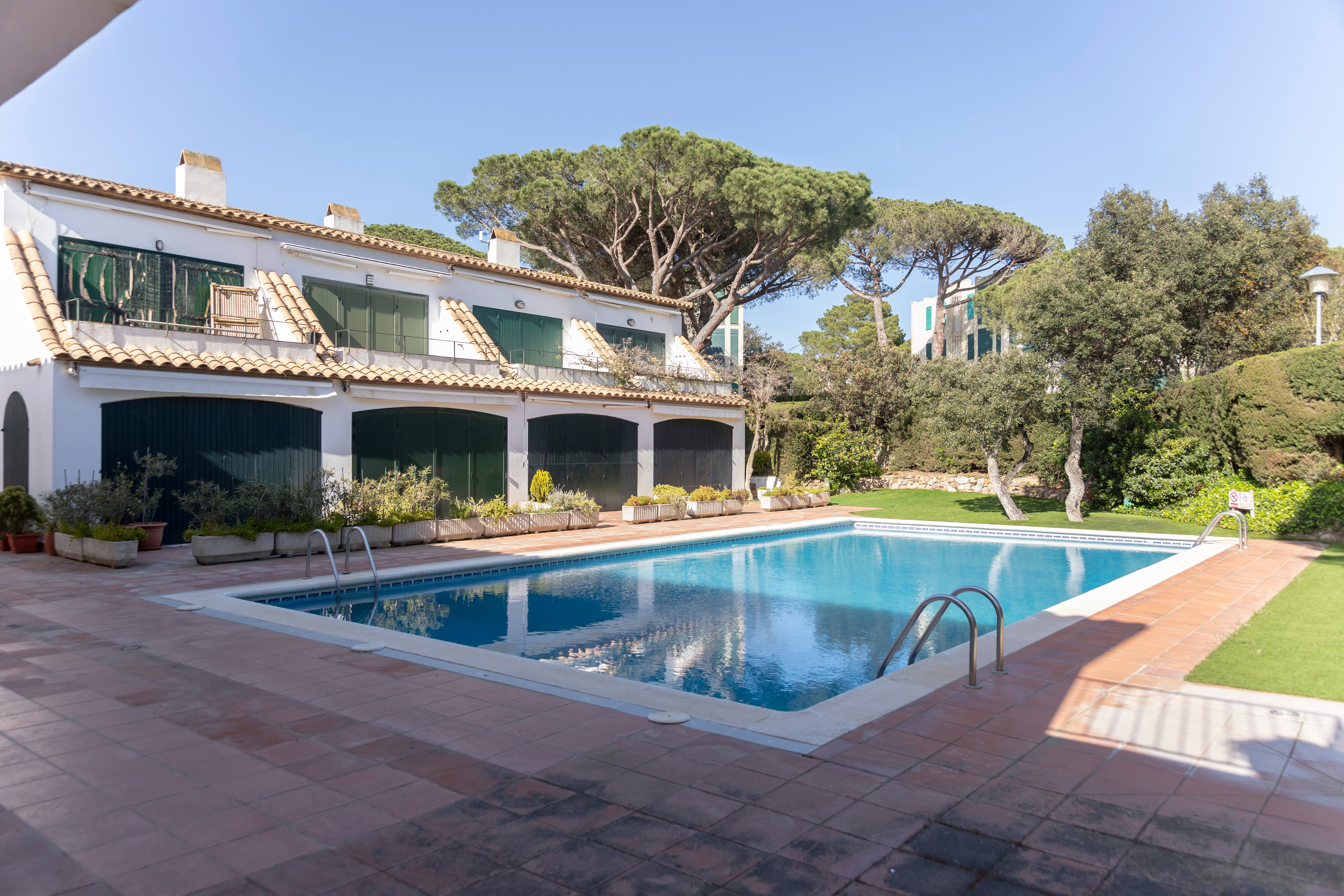 Refuge with terrace and pool in Calella