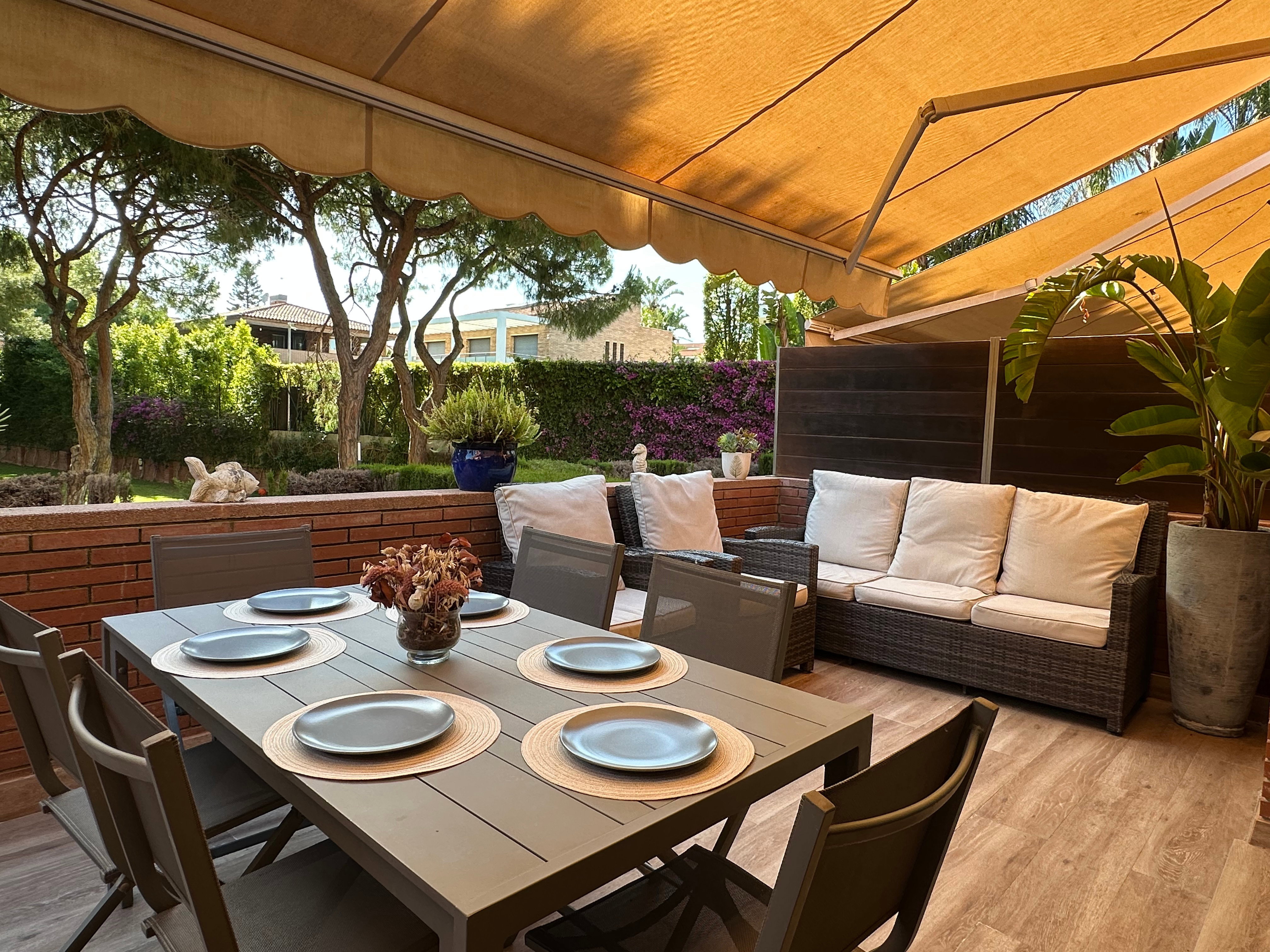 Family townhouse with pool next to the beach