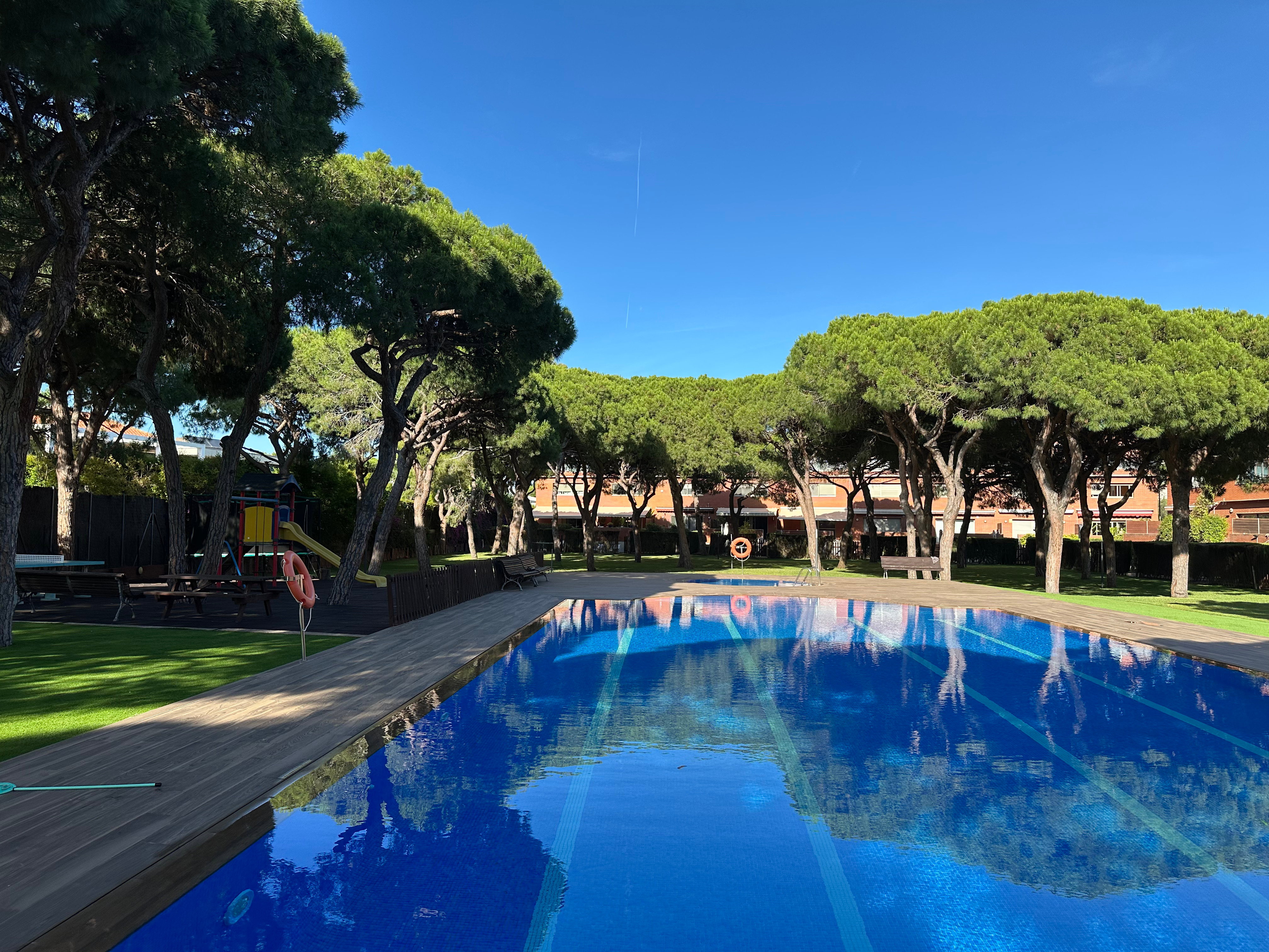 Family townhouse with pool next to the beach