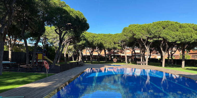 Adosado familiar con piscina junto a la playa
