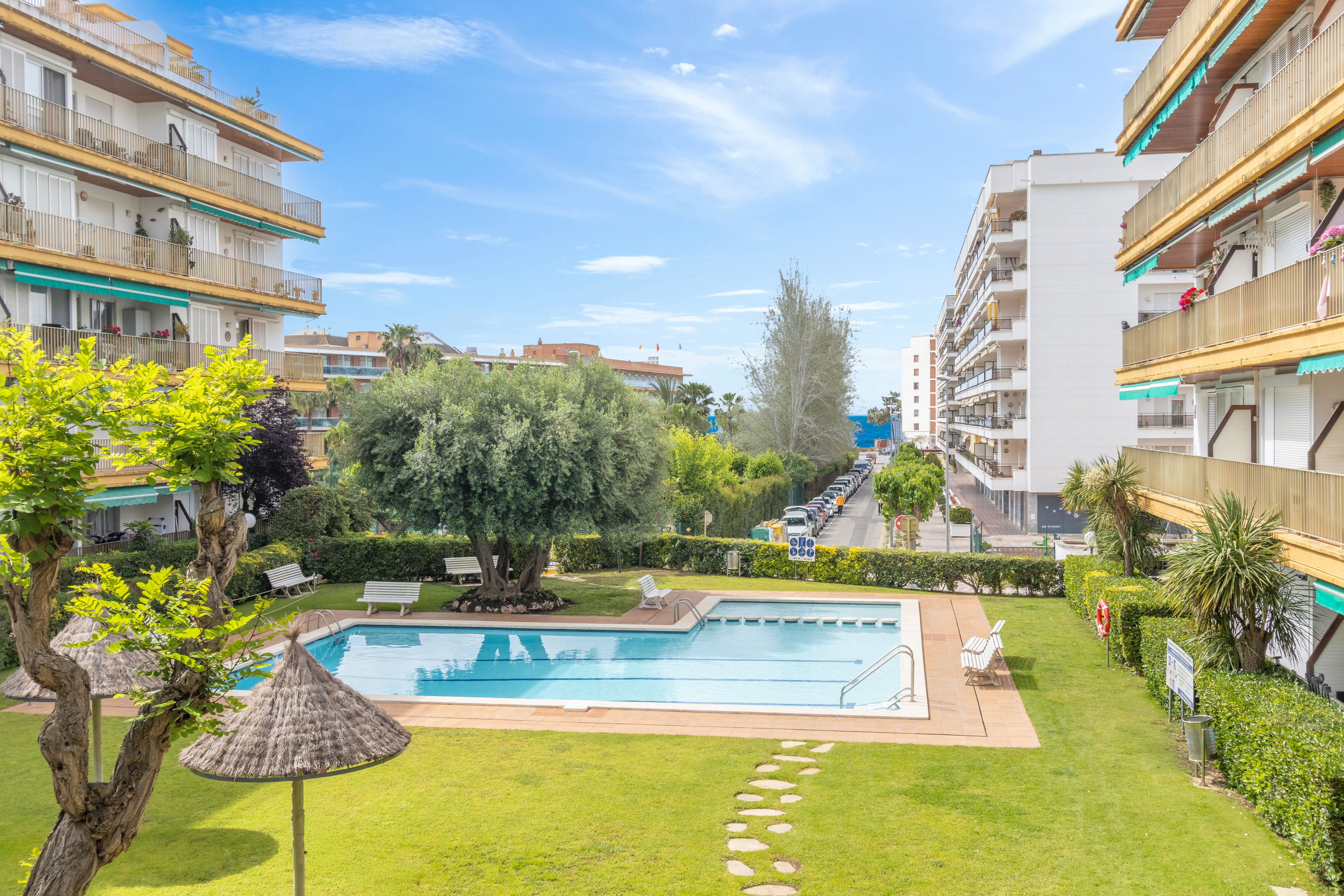 Apartamento familiar con piscina junto a la playa