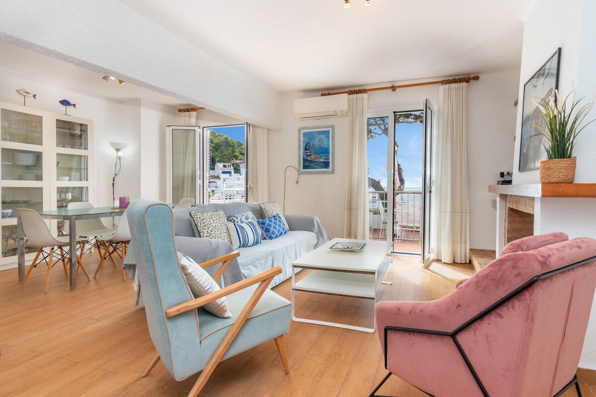 Gracias a su excelente ubicación en el centro del paseo de Tamariu dispone a su