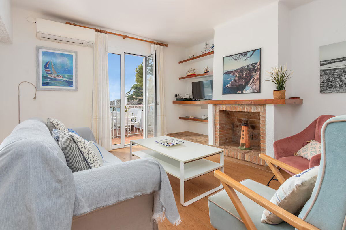 Gracias a su excelente ubicación en el centro del paseo de Tamariu dispone a su