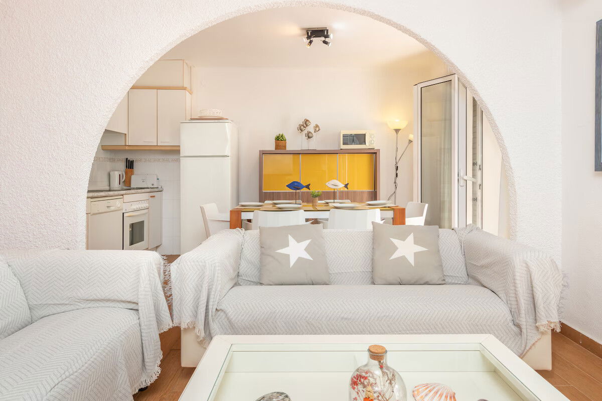 Gracias a su excelente ubicación en el centro del paseo de Tamariu dispone a su