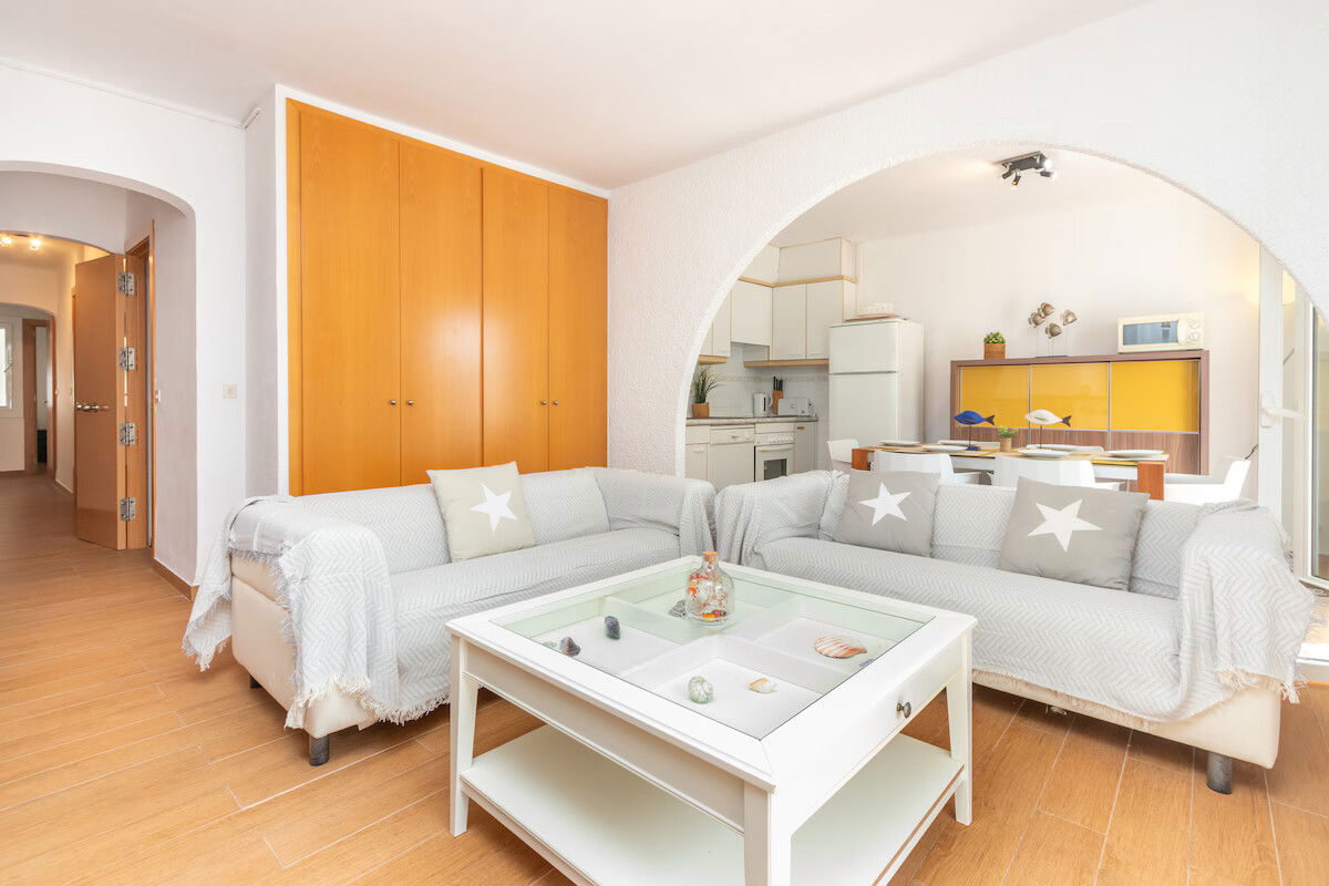 Gracias a su excelente ubicación en el centro del paseo de Tamariu dispone a su