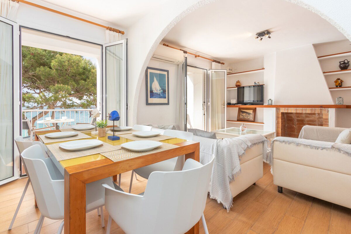 Gracias a su excelente ubicación en el centro del paseo de Tamariu dispone a su