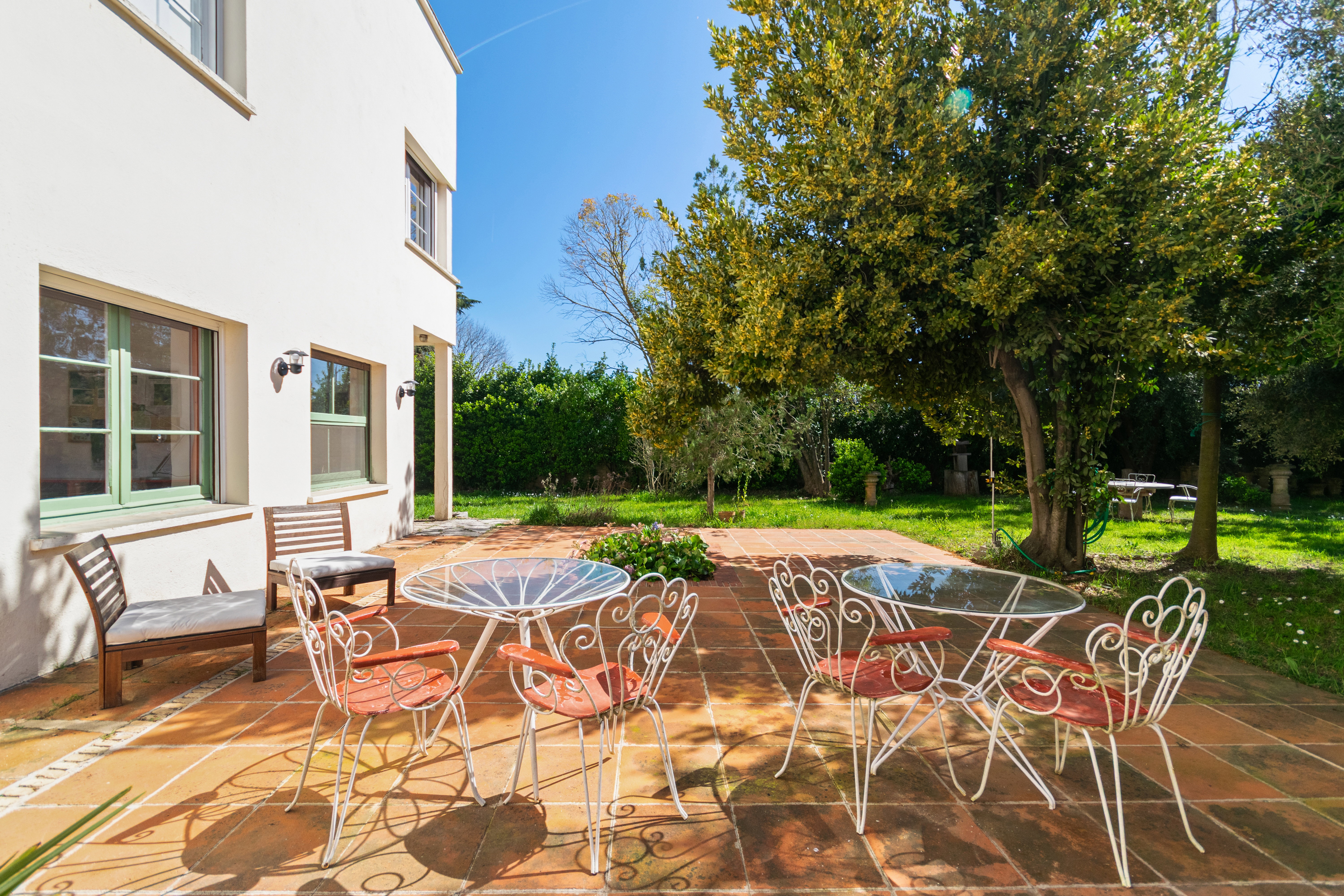 Modern bright house with large garden in Begues