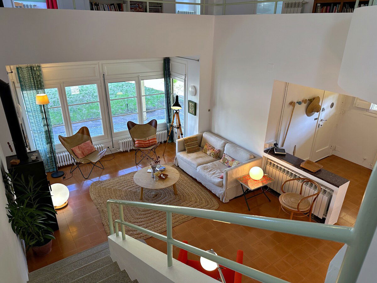 Modern bright house with large garden in Begues