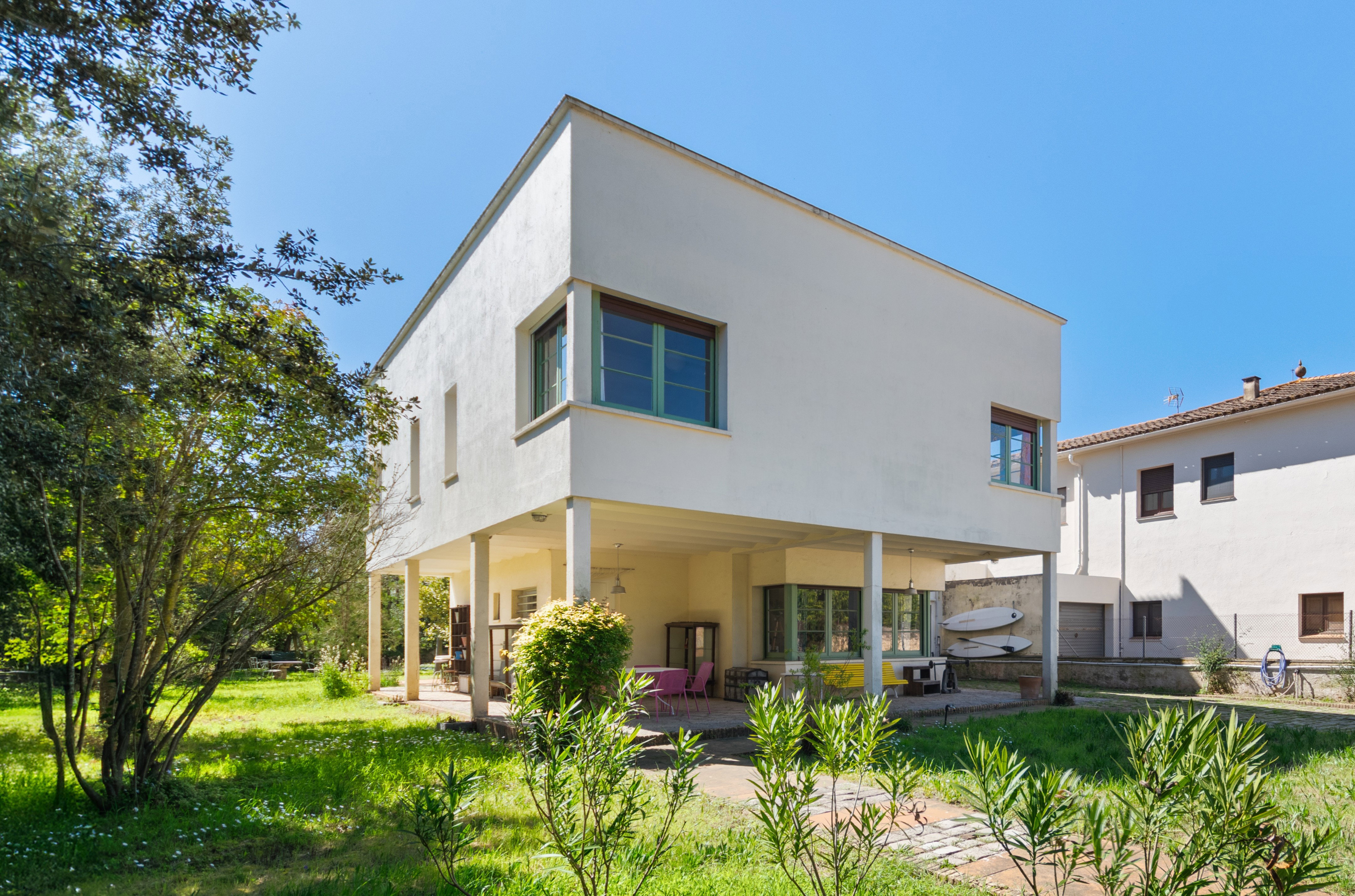 Modern bright house with large garden in Begues