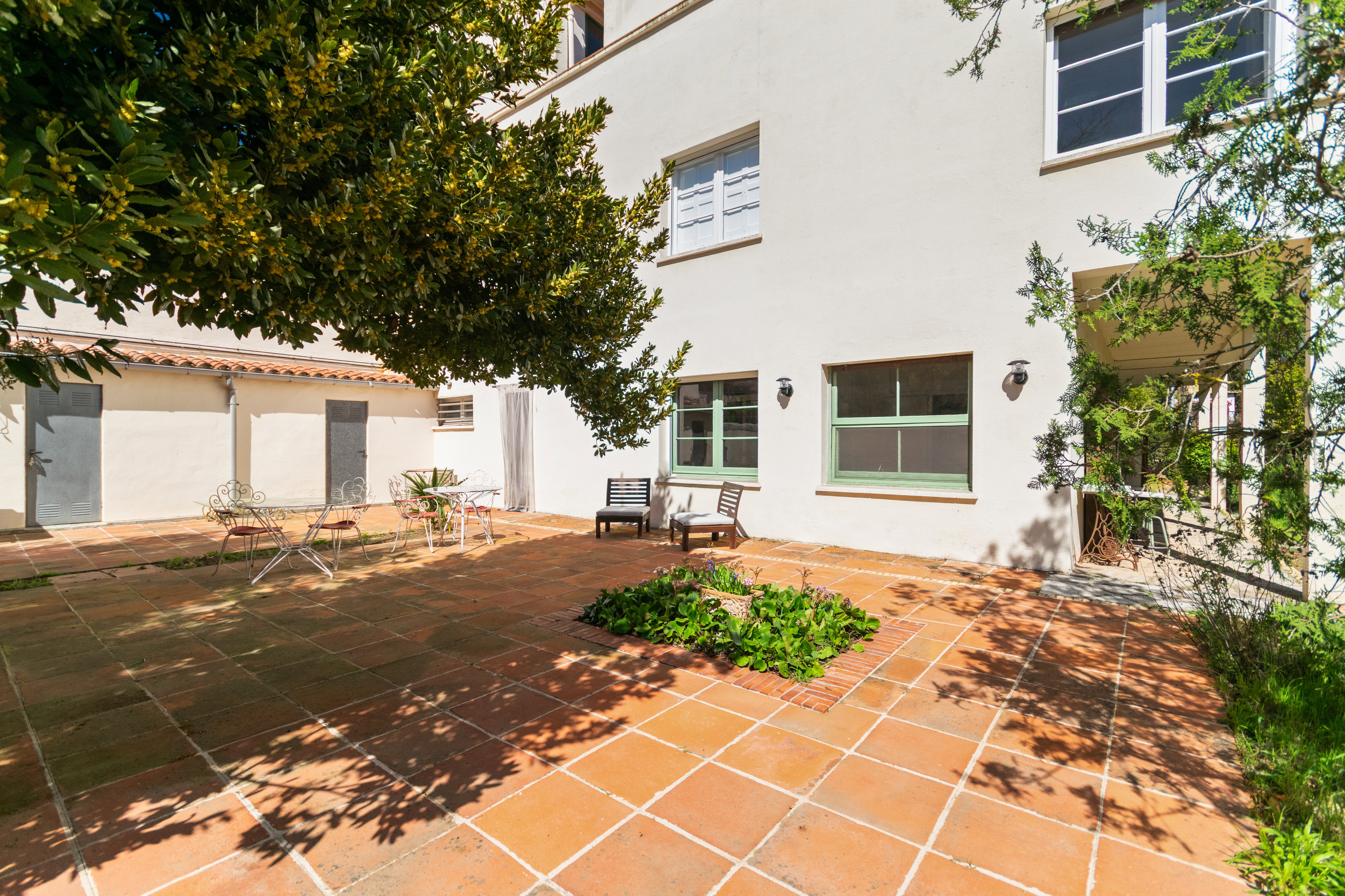 Modern bright house with large garden in Begues