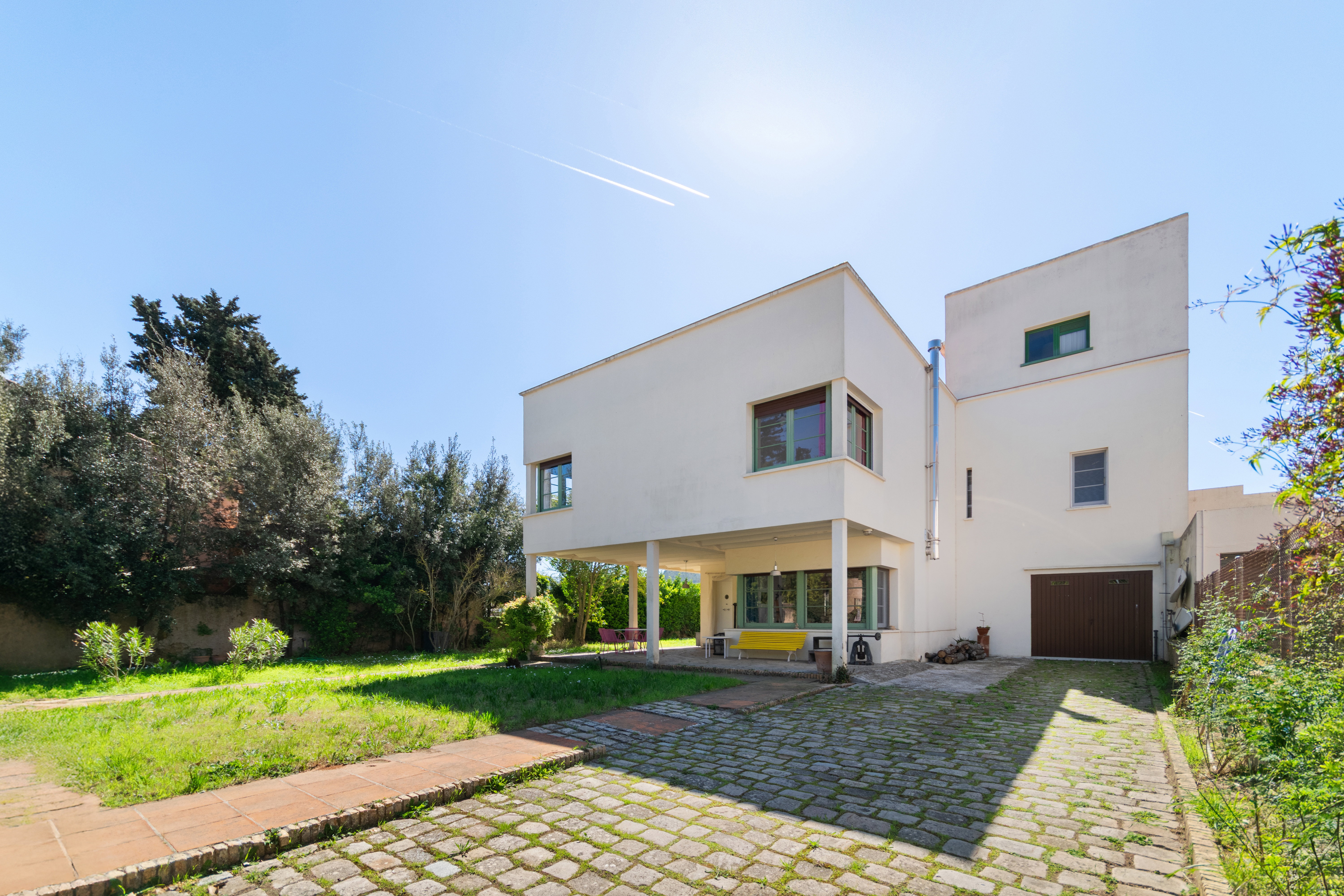 Modern bright house with large garden in Begues