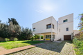 Modern bright house with large garden in Begues
