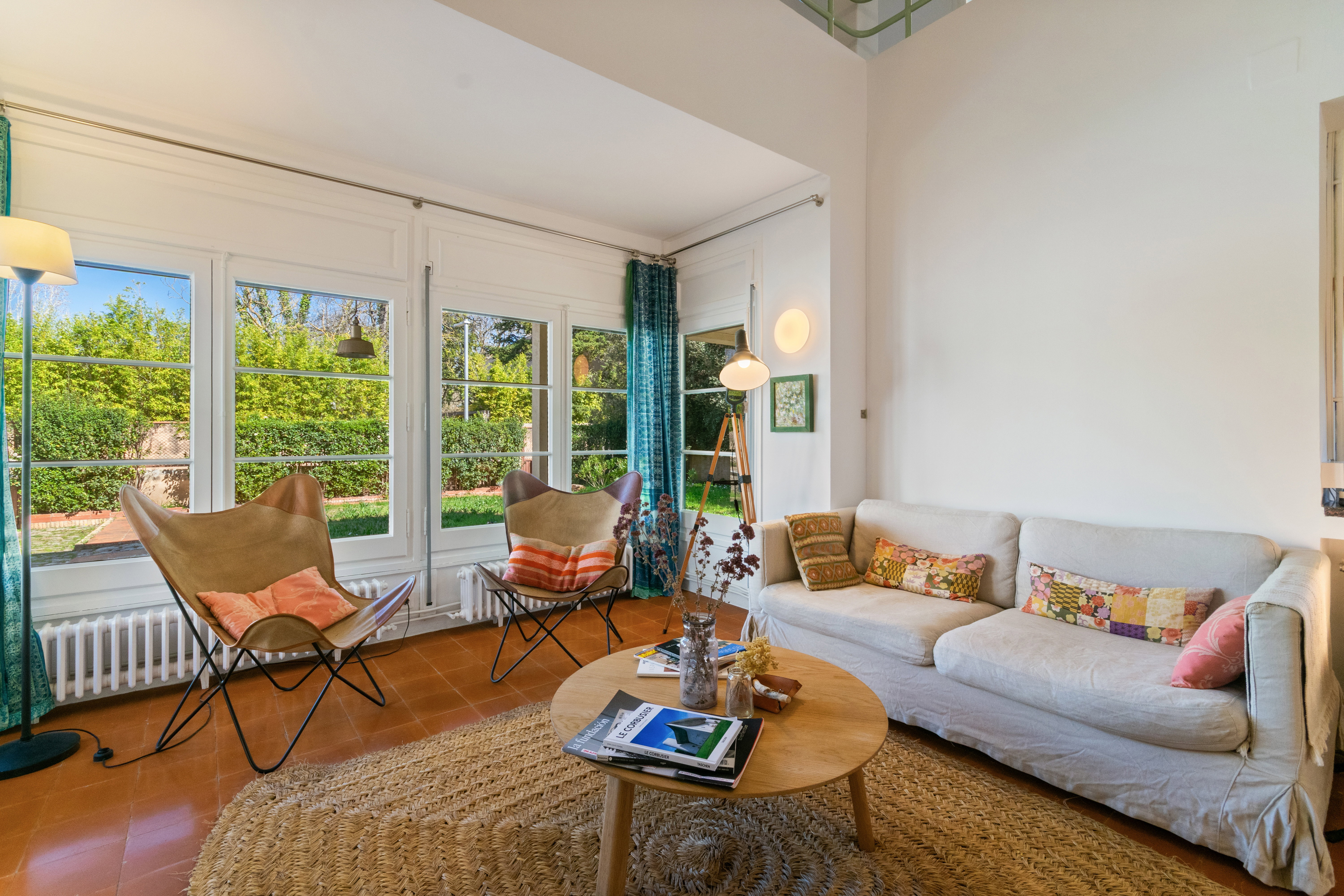 Modern bright house with large garden in Begues